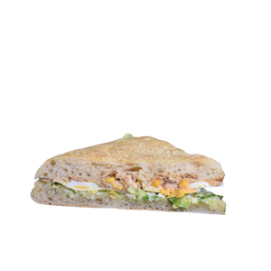 Eine Fladenbot Ecke mit Thunfisch gefüllt uns Salat
