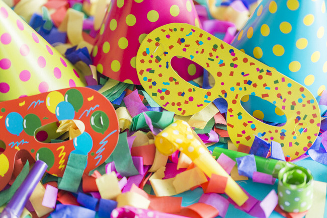 close-up-papiermasken-der-nahe-von-partyhuten_650